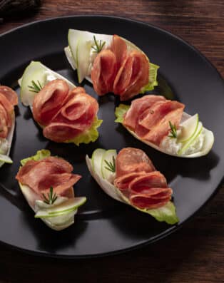 25 Salame Hamburgues Defumado na Folha de Endivia