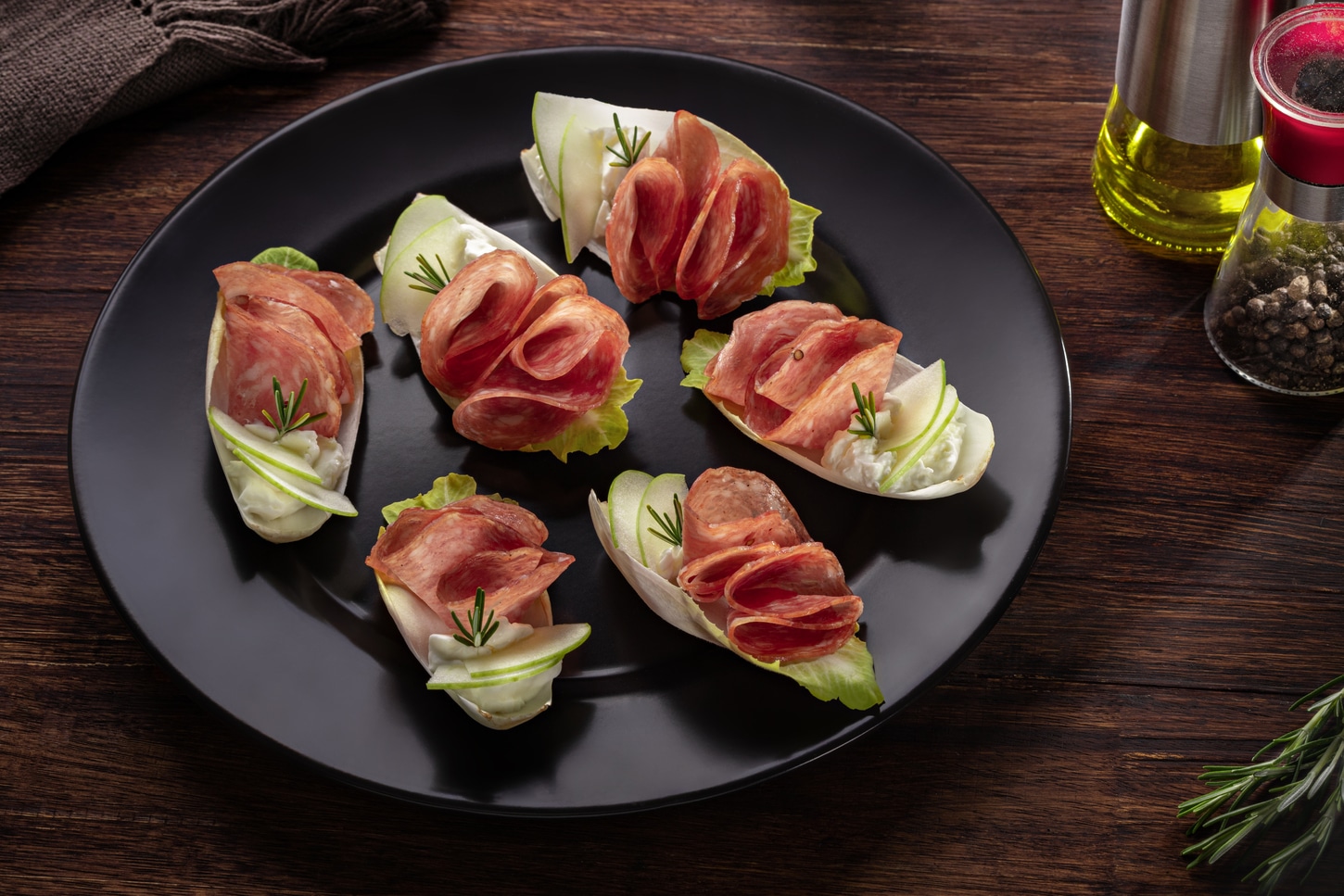 Salame Hamburguês Defumado Ceratti na Folha de Endívia