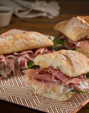 Sanduiche de presunto cru